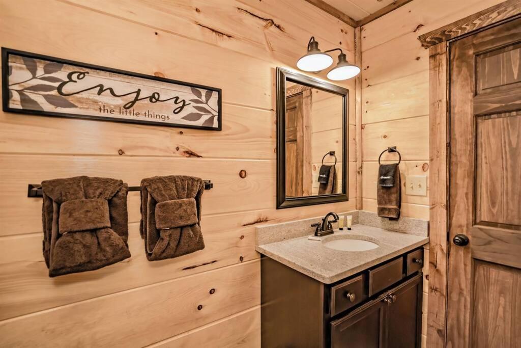 Shelter Me - 5 Miles To Dollywood , Hot Tub, Wi-Fi, Game Room พิเจนฟอร์จ ภายนอก รูปภาพ